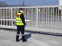 Strážný s rouškou.jpg Strážný s rouškou.jpg